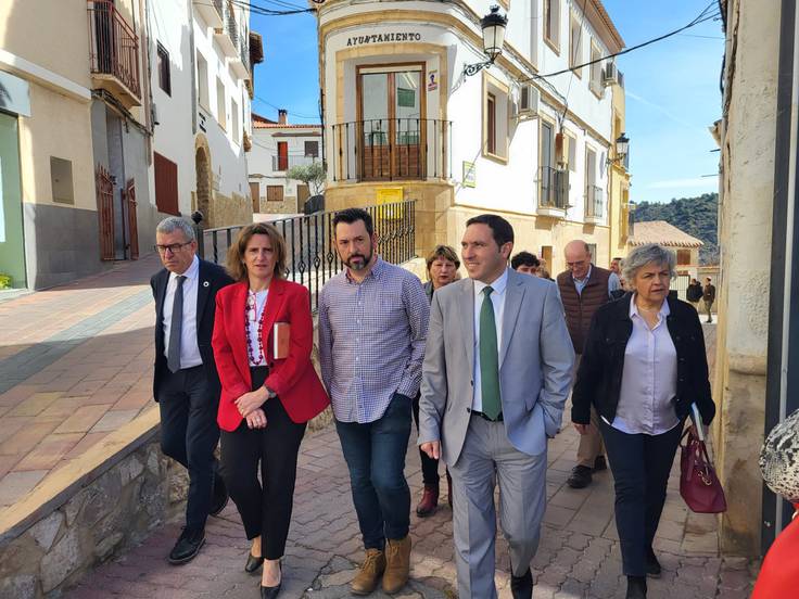 Acompañada por el alcalde, Sergio De Fez, el presidente de la Diputación, Álvaro Martínez Chana y la subdelegada del Gobierno en Cuenca, Marí Luz Fernández.