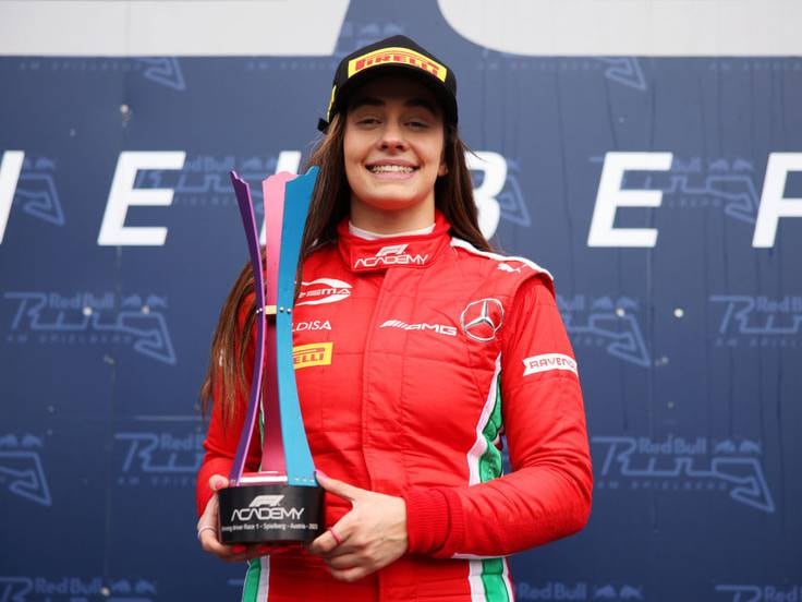 Marta García posa con el trofeo de la primera carrera de F1 Academy