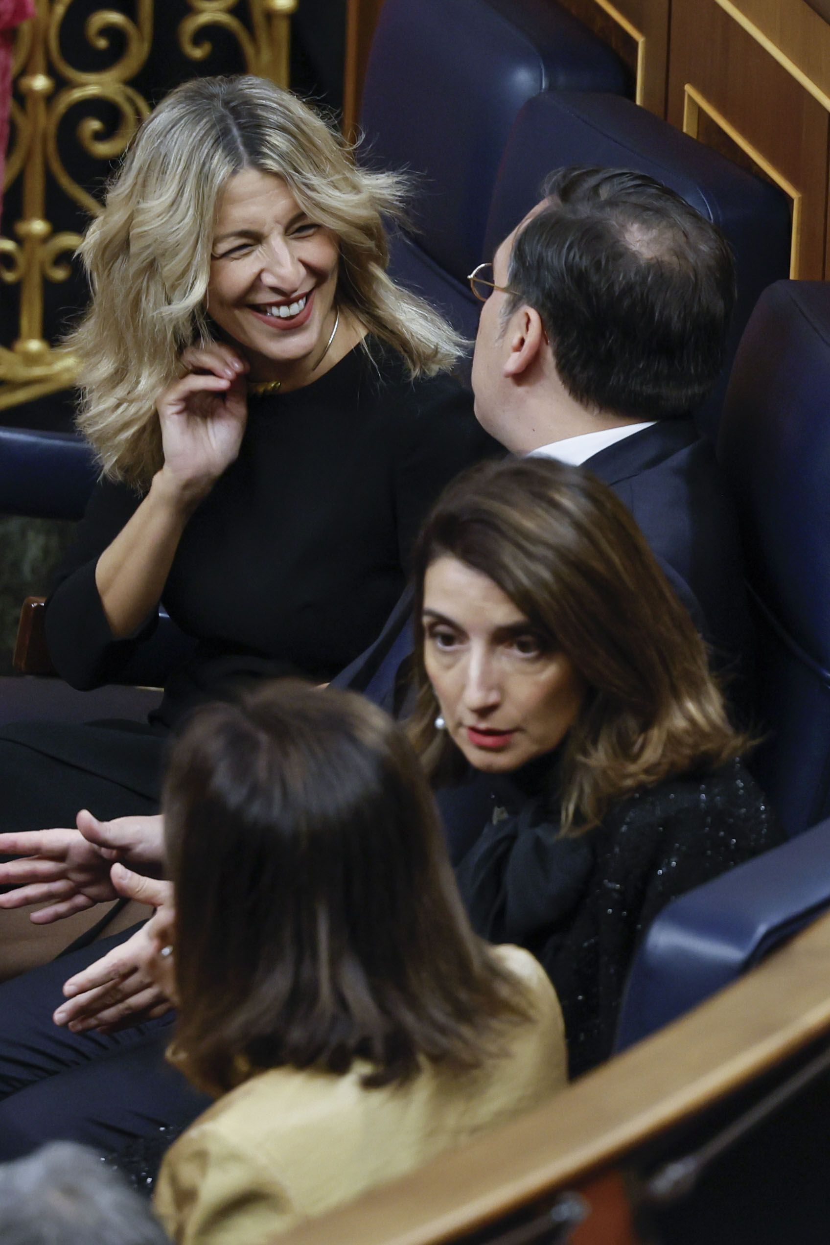 MADRID, 31/10/2023.- La vicepresidenta segunda y ministra de Trabajo en funciones, Yolanda Díaz (i) conversa con el ministro de Exteriores en funciones, José Manuel Albares (2i), en presencia de la responsable de Justicia en funciones, Pilar Llop (2d), conversan a su llegada al Congreso de los Diputados para asistir a la ceremonia de jura de la Constitución de Leonor de Borbón en el día de su 18 cumpleaños, una ceremonia que representa el hito más importante de su trayectoria institucional y pavimenta el camino para que algún día se convierta en reina. EFE/Ballesteros
