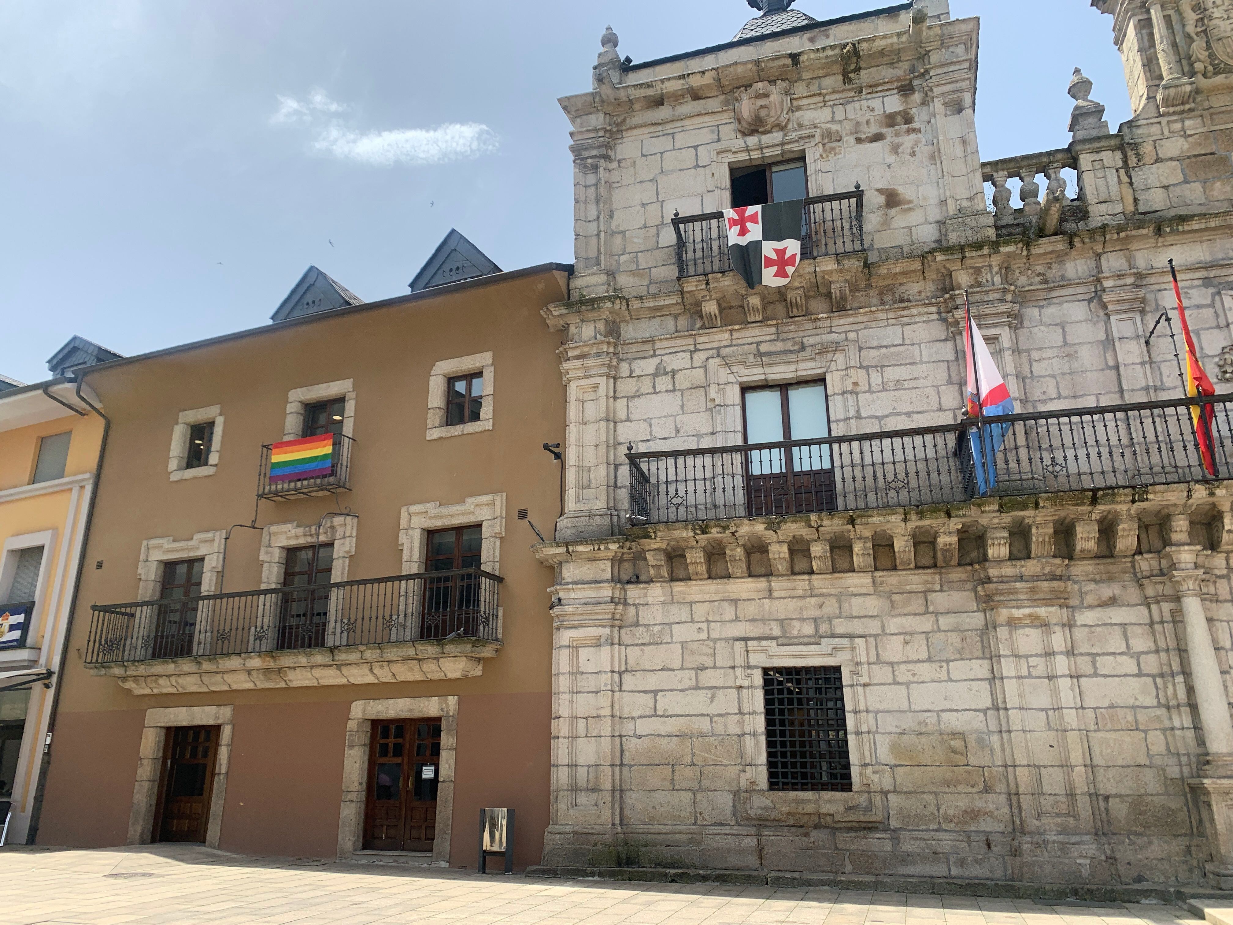 El alcalde de Ponferrada desestima el ruego de Vox de retirar la bandera  LGTBI+ de la fachada del ayuntamiento | Actualidad | Cadena SER