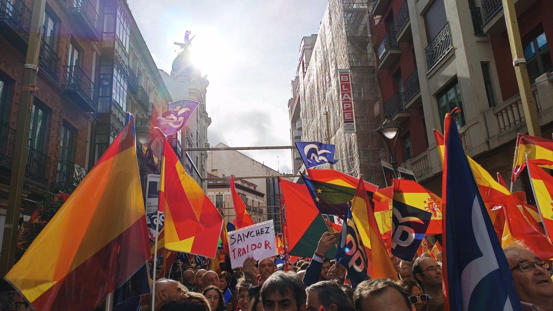 12/11/2023 Manifestación en Valladolid contra la amnistía..

La manifestación contra la amnistía y la investidura del presidente del Gobierno en funciones, Pedro Sánchez, ha arrancado en Valladolid con una afluencia masiva que ha coloreado la Plaza Mayor de la ciudad y las calles aledañas de rojo y amarillo entre gritos de 'Viva España'.

POLITICA 
