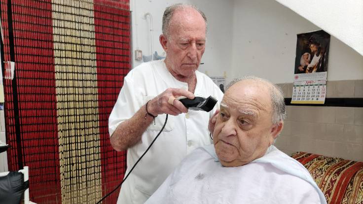 Pepe Meléndez cierra su barbería tras 62 años de actividad