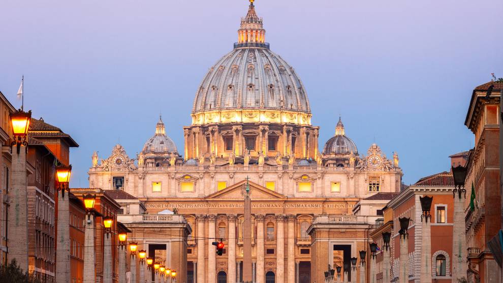 Un nuevo escándalo de corrupción sacude el Vaticano: el caso de Angelo  Becciu y su 