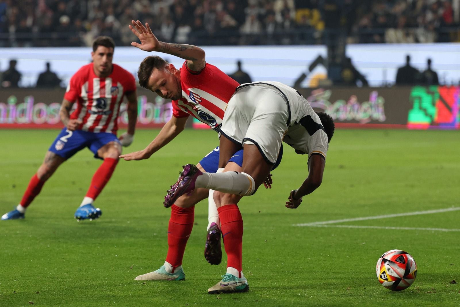 "Desde el Madrid esperan que el Atlético 'rasque' bastante en el derbi..."