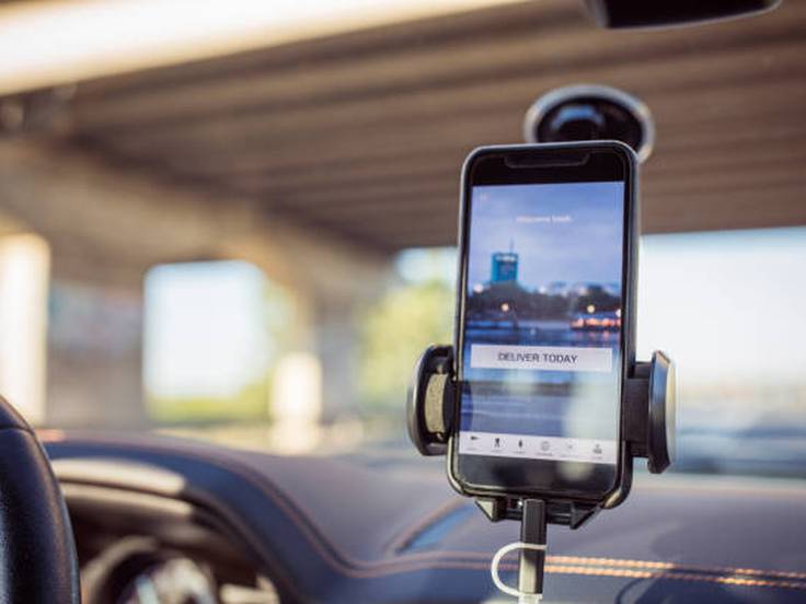 Soportes de móvil para el coche y la DGT: todo lo que debes saber para  evitar multas