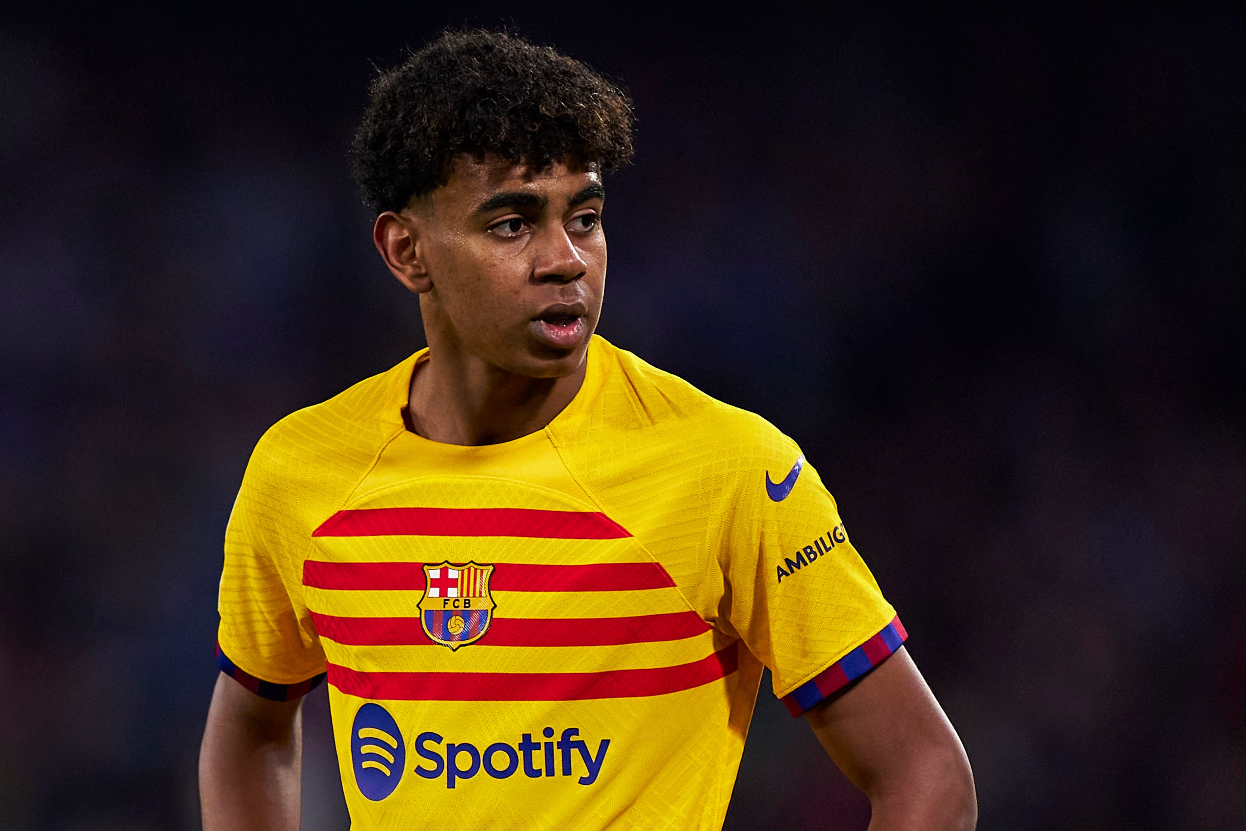 NAPLES, ITALY - FEBRUARY 21: Lamine Yamal of FC Barcelona looks on during the UEFA Champions League 2023/24 round of 16 first leg match between SSC Napoli and FC Barcelona at Stadio Diego Armando Maradona on February 21, 2024 in Naples, Italy. (Photo by Pedro Salado/Getty Images)