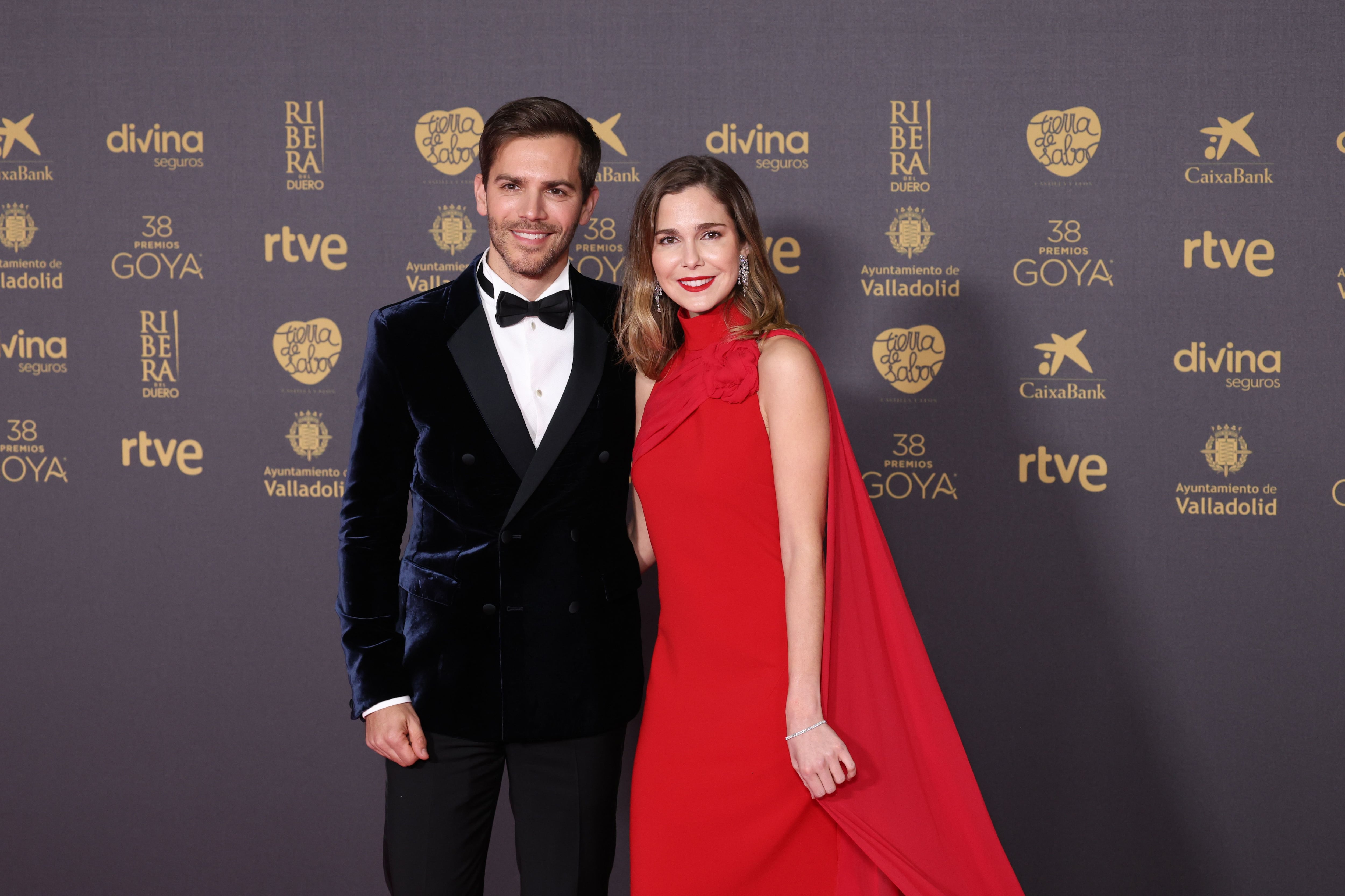 Marc Clotet y Natalia Sánchez posan en la alfombra fucsia de los Goya