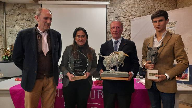 Marta Pérez, Manuel Diosleguarde, y el ganadero de Cebada Gago participan en la gala de la Peña Taurina El Encierro de Cuéllar