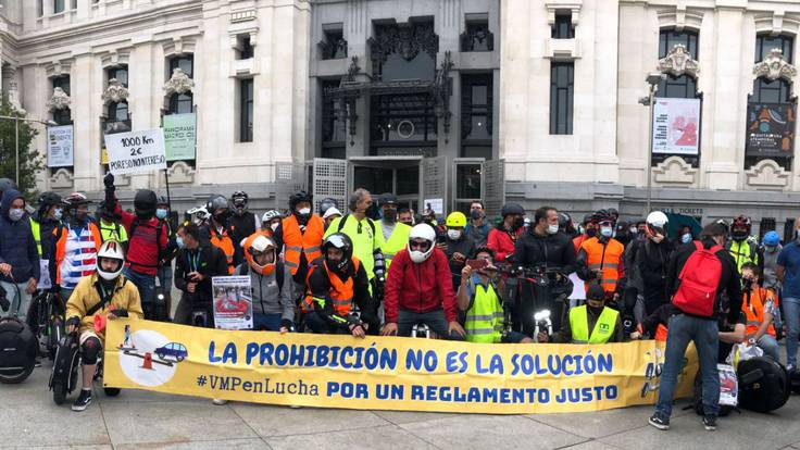 Ciudadanos protestan por las restricciones de movilidad hacia los patinetes