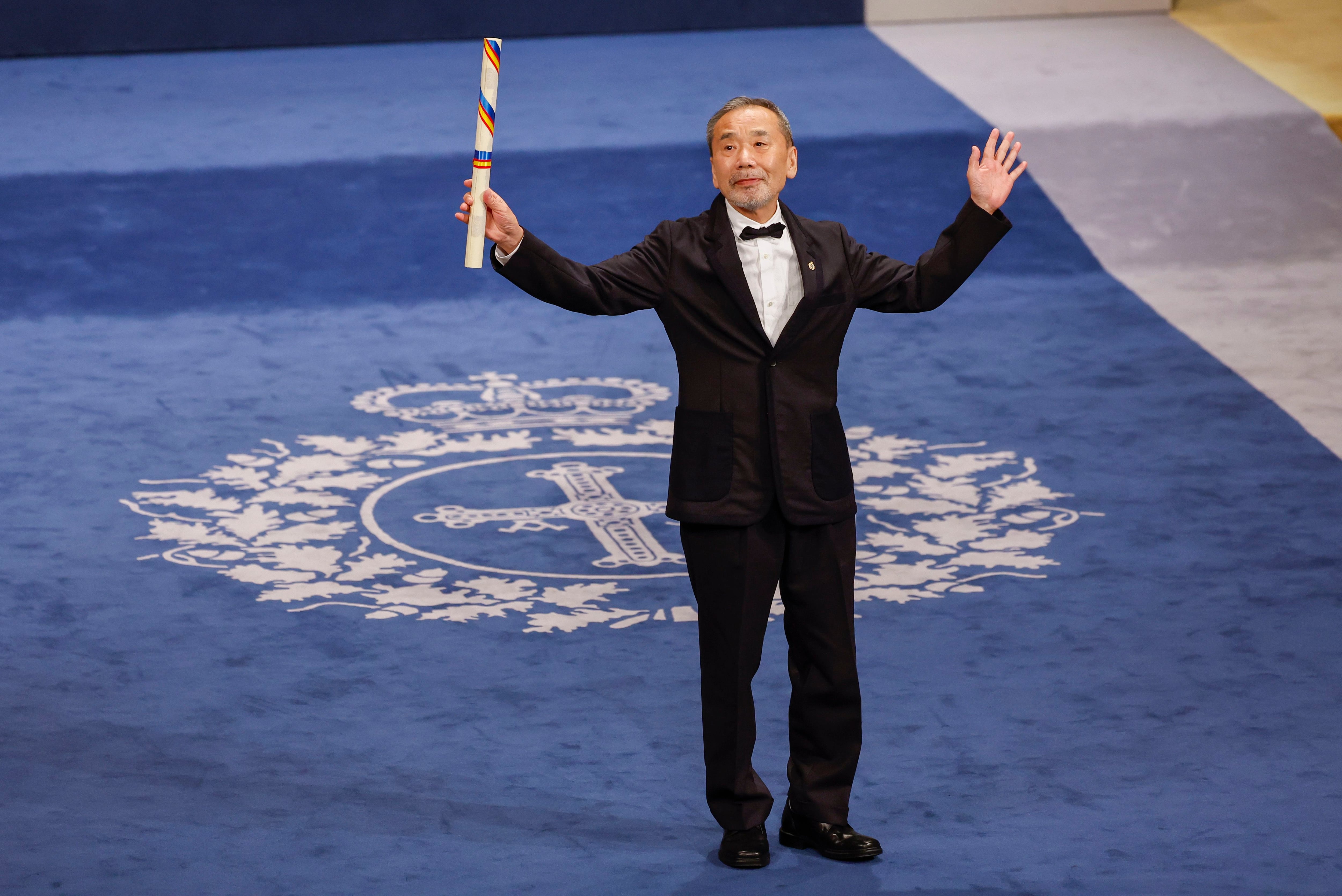 OVIEDO, 20/10/2023.- El escritor japonés Haruki Murakami tras recoger el Premio Letras durante la 43º edición de los Premios Princesa de Asturias, este viernes en el  Teatro Campoamor de Oviedo. EFE/ Chema Moya
