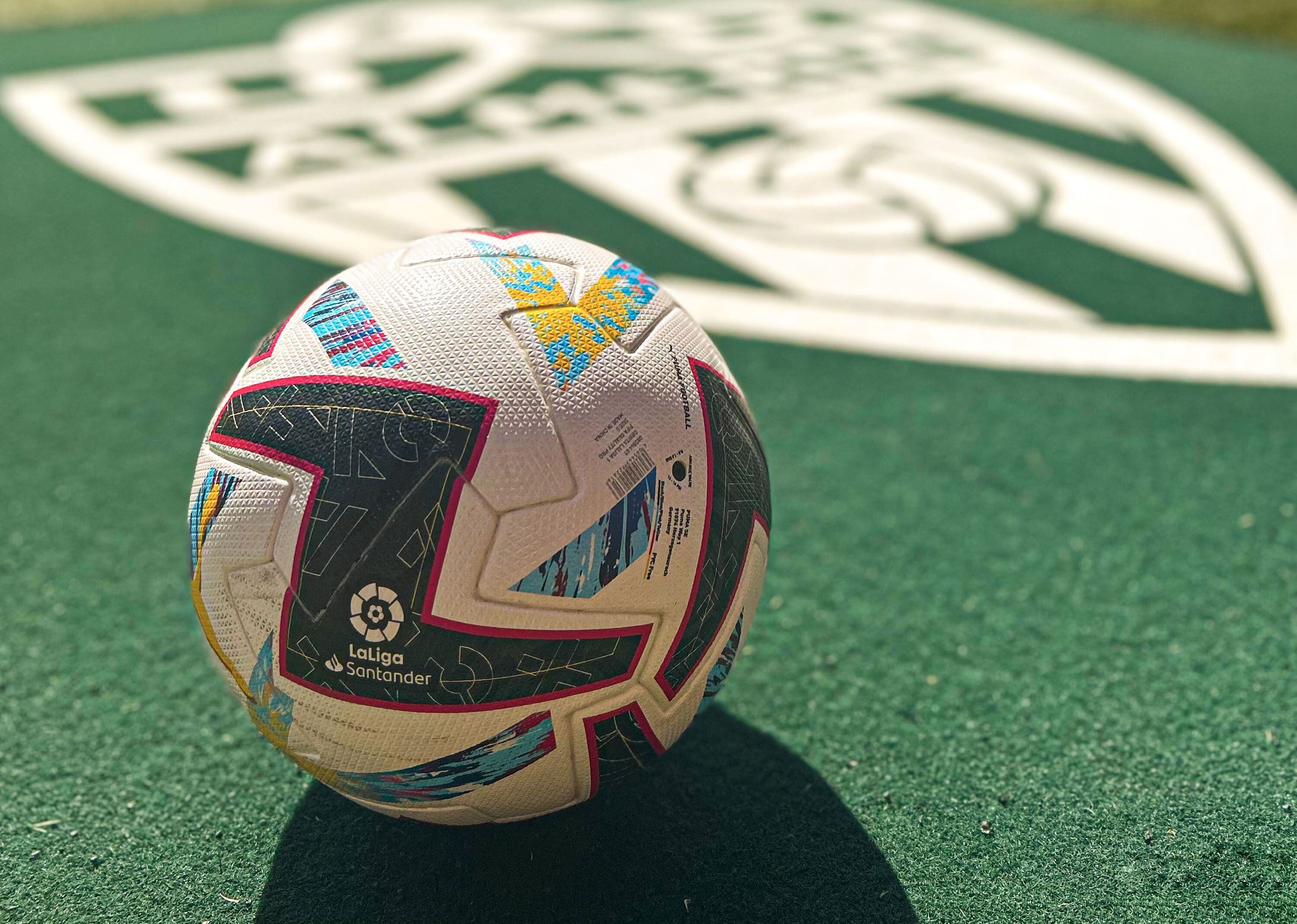 LaLiga presenta el nuevo balón Órbita para la temporada 2023/2024 .