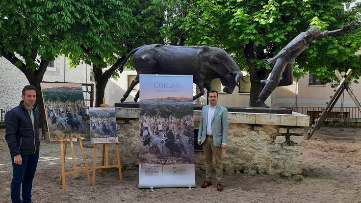 Mario Pastor, pintor y Carlos Fraile, alcalde de Cuéllar, presentan el cartel anunciador de las Fiestas de los encierros de 2022
