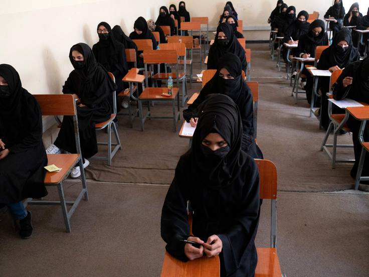 Mujeres afganas asisten a clase en la Universidad de Kabul