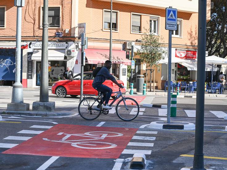 El carril bici de la avenida del Cid hasta la plaza de España ya está | Actualidad Cadena SER