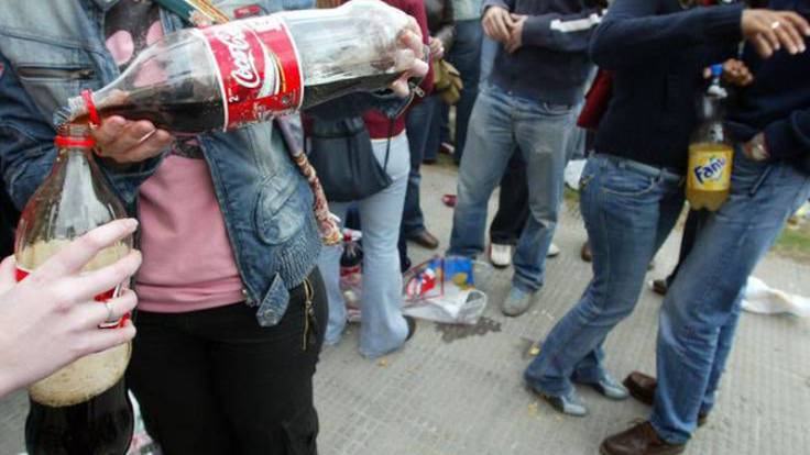 Los adolescentes españoles comienzan a beber a los 14 años: &quot;Podemos hablar casi de alarma social&quot;