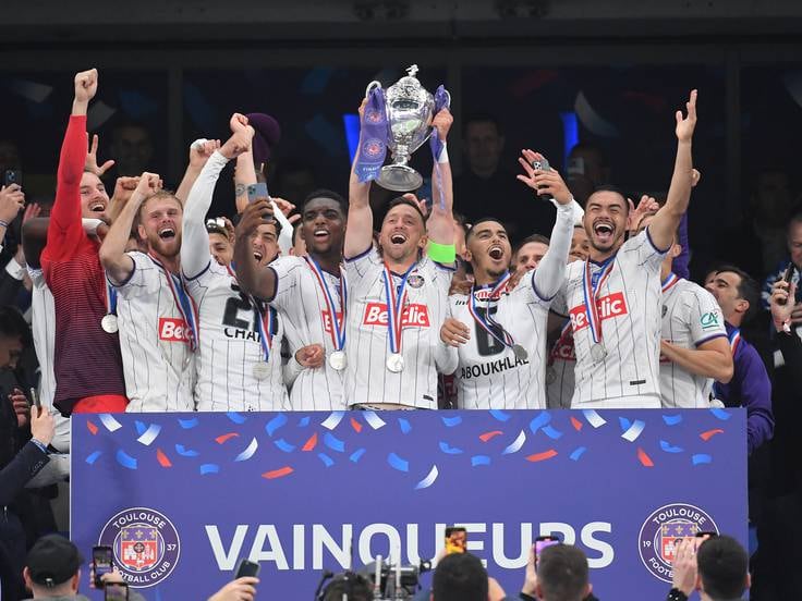 Los jugadores del Touluse celebran el trofeo de la Copa de Francia