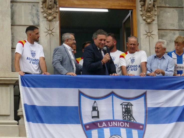 Julián Luna, presidente de La Unión, celebra el ascenso a 2ªRFEF