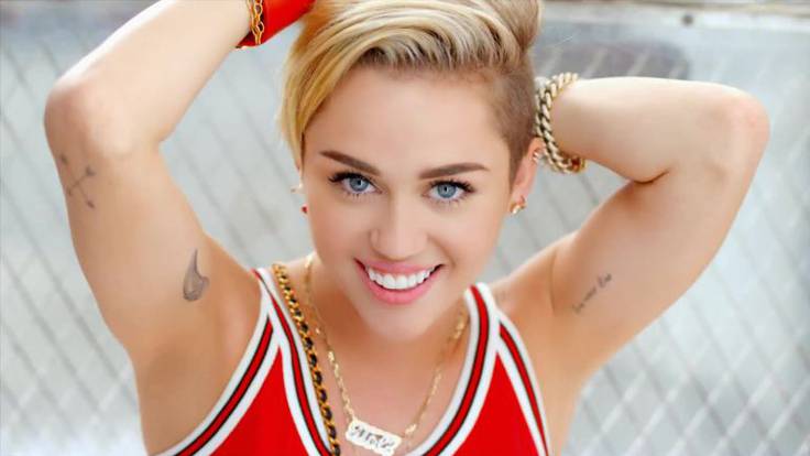 Todo por la radio | Miley Cyrus da el pecho a Woody Allen mientras toca el clarinete