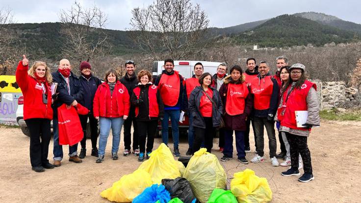 Voluntarios suben a Navacerrada a limpiar lo que otros ensucian en las márgenes del Río Samburdiel