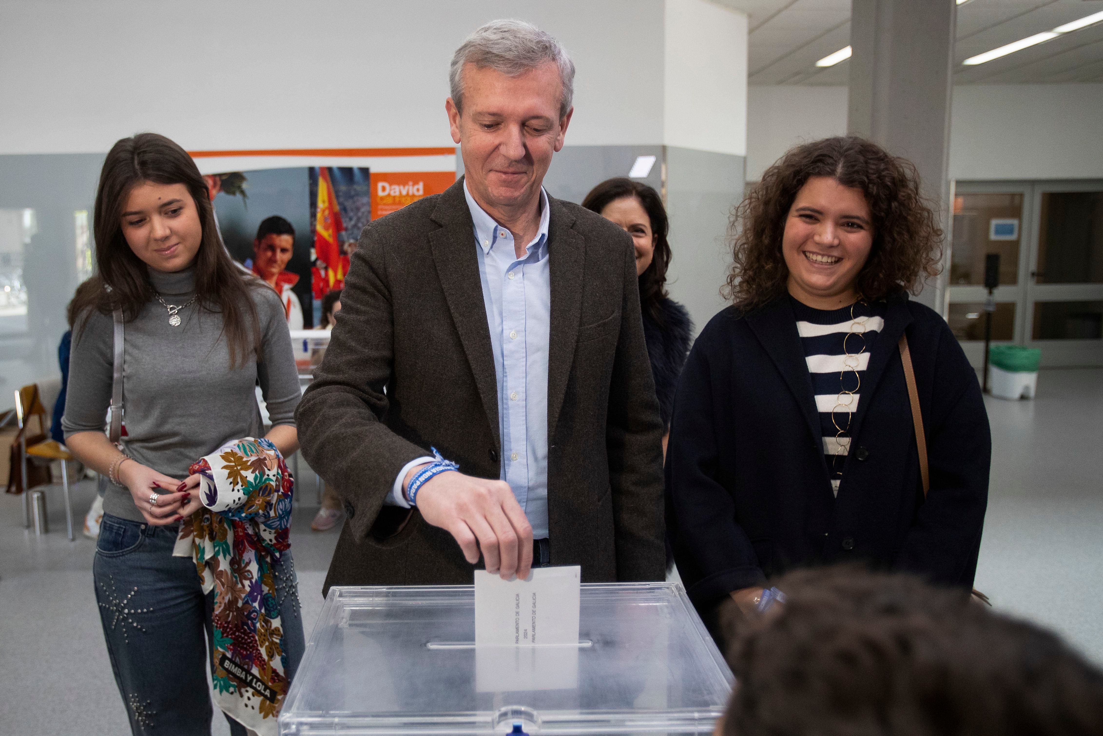 PONTEVEDRA, 18/02/2024.- El presidente de la Xunta y candidato del PP a la reelección, Alfonso Rueda, ejerce su derecho al voto acompañado de su mujer y sus hijas, en el Centro Galego de Tecnificación Deportiva en Pontevedra, este domingo. EFE/ Salvador Sas
