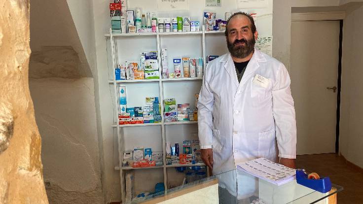 La farmacia que cuida el alma: la labor de un malagueño en la Serranía de Cuenca