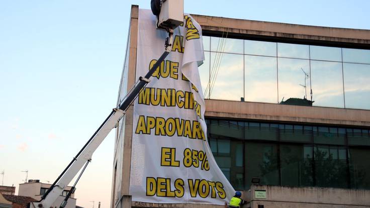 L&#039;Ajuntament de Sant Fruitós de Bages retira els cartells de Fairy de la façana