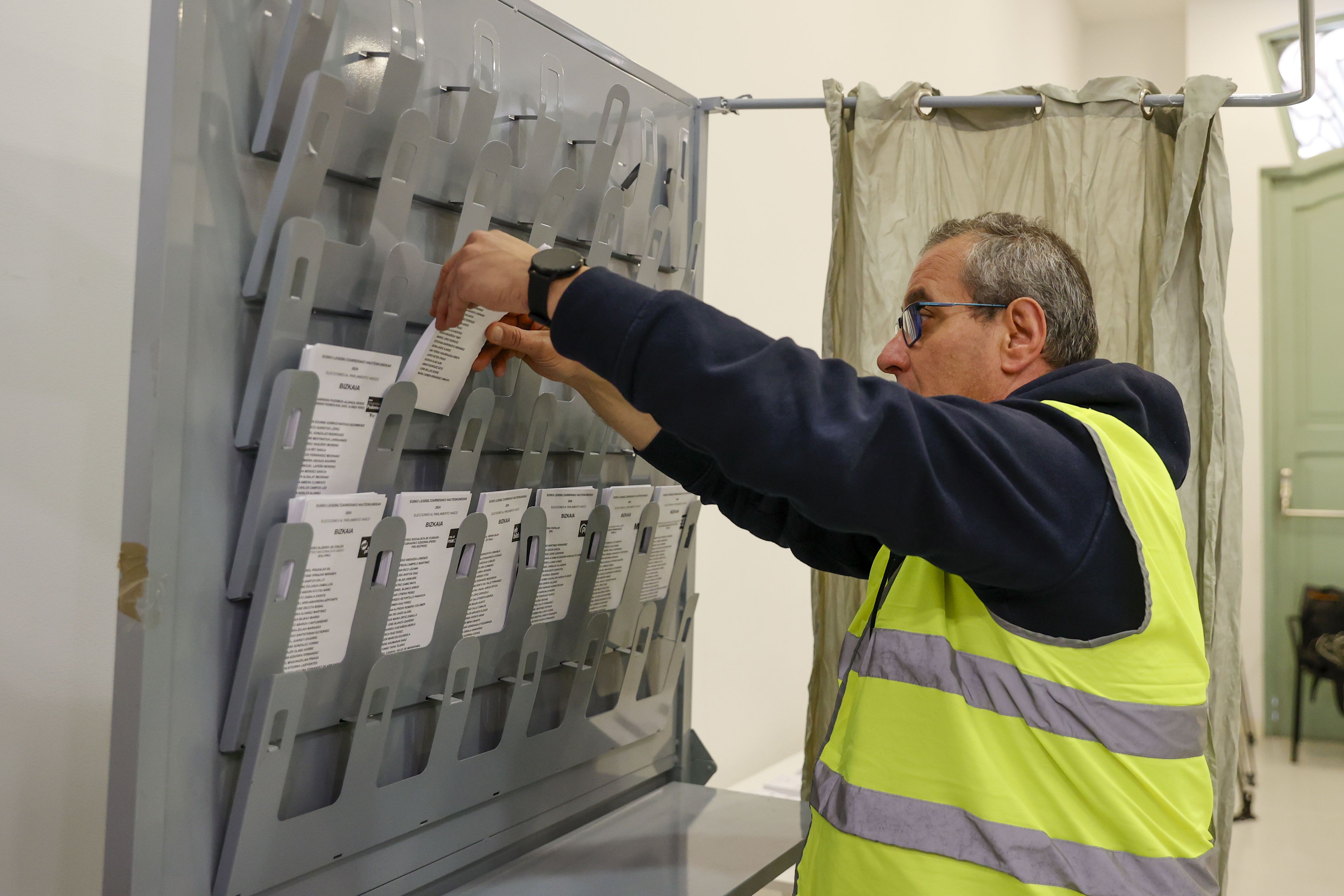 Un operario prepara una cabina para poder votar a las elecciones vascas 