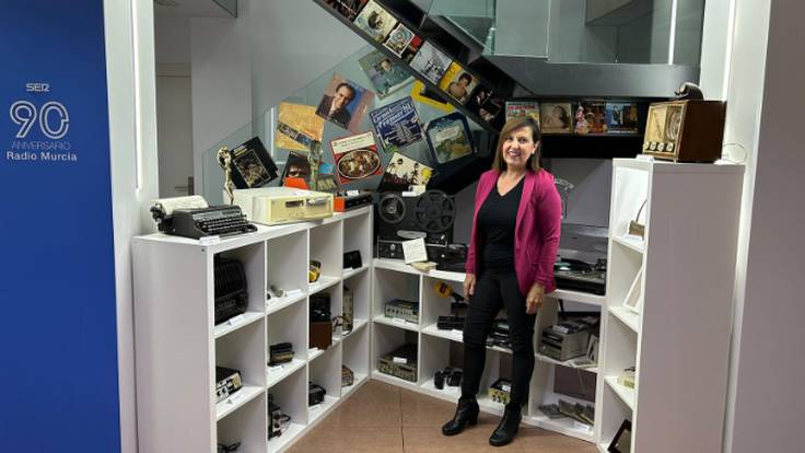 La periodista Mª José Alarcón visita Radio Murcia con motivo del 90 aniversario