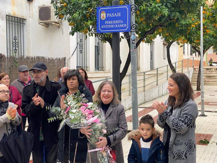 Familiares de Antonio Ramos debajo del rótulo con el nombre de la calle