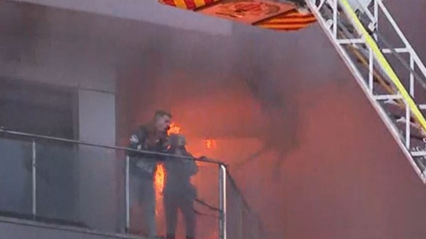 Así ha sido el angustioso rescate de los bomberos a una pareja en el devastador incendio en Valencia