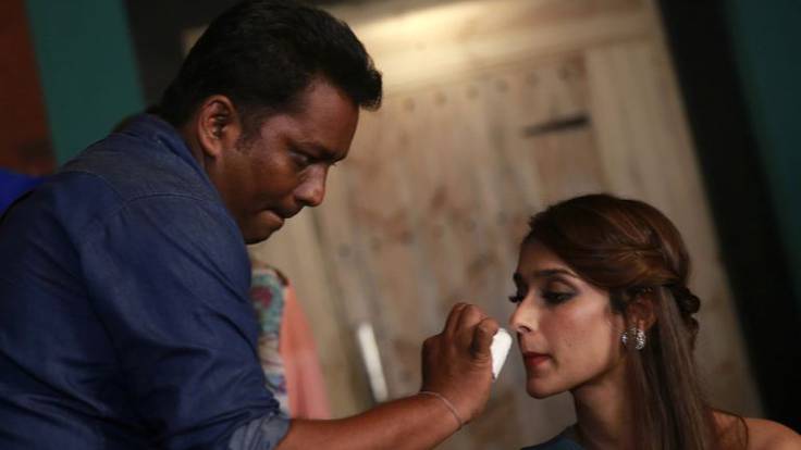 Las mujeres ya pueden ser maquilladoras en Bollywood