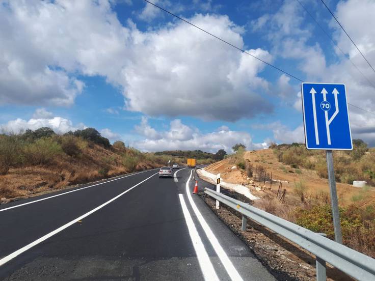 imitar imagen Influyente Abierto al tráfico el tercer carril para vehículos lentos entre Burguillos  y Castilblanco | Actualidad | Cadena SER