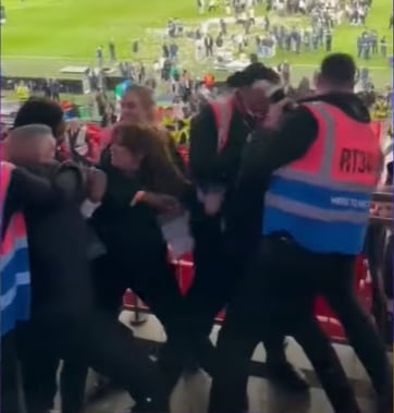 Vergonzosa imagen: incidentes entre los 'stewards' de Wembley y la seguridad del Real Madrid tras ganar la Decimoquinta