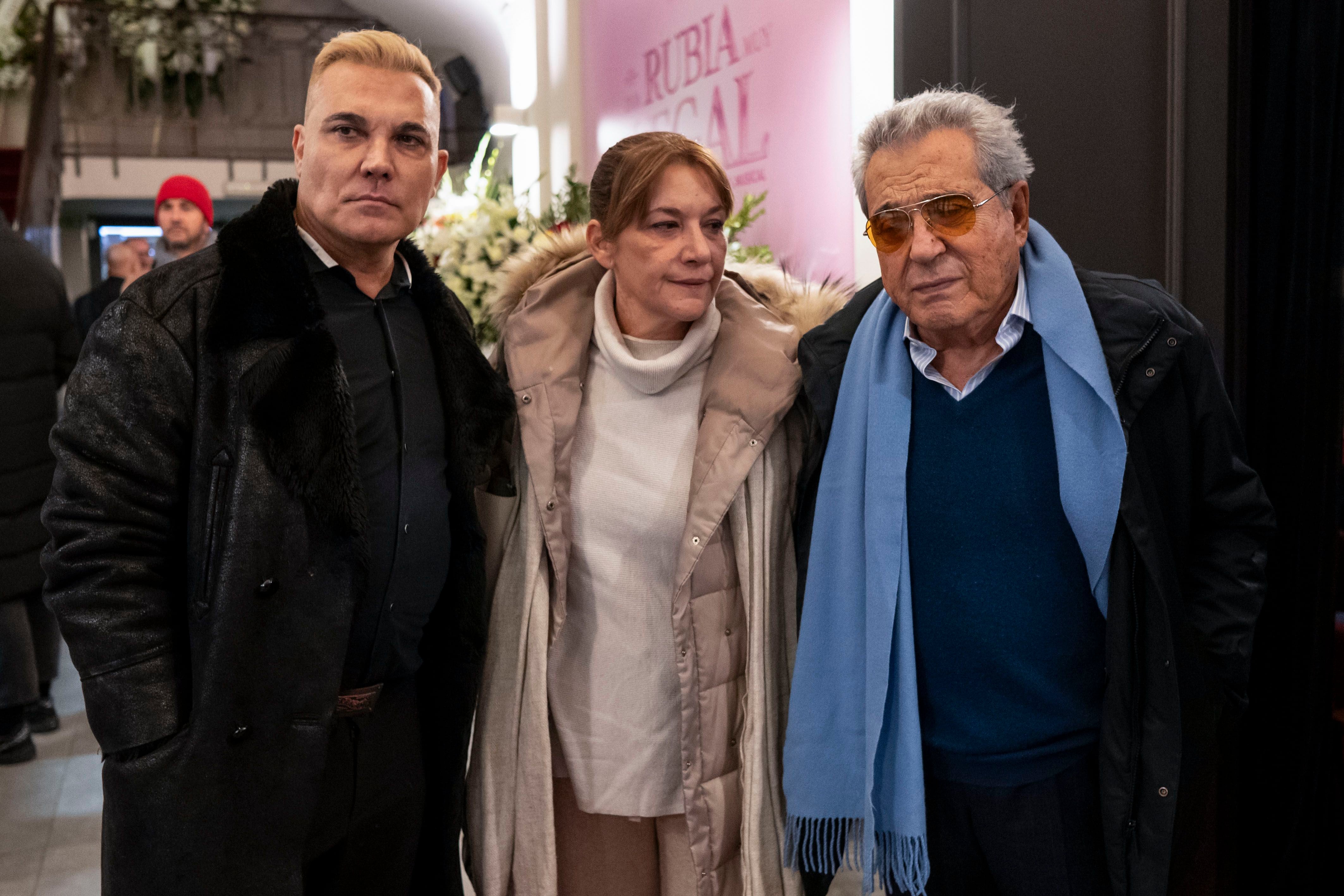 MADRID, 02/12/2023.- El actor Andrés Pajares (d) en su visita a la capilla ardiente de la actriz y cantante Concha Velasco, instalada este sábado en el Teatro de La Latina de Madrid. La artista vallisoletana falleció hoy a los 84 años en el Hospital Puerta de Hierro Majadahonda (Madrid) a consecuencia de "una complicación en su enfermedad". EFE/ Fernando Villar
