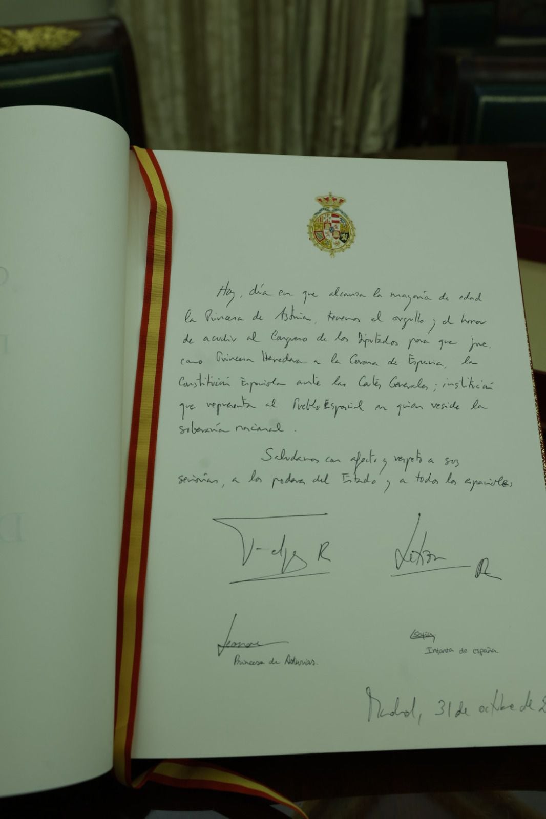 La firma del rey en el libro de honor