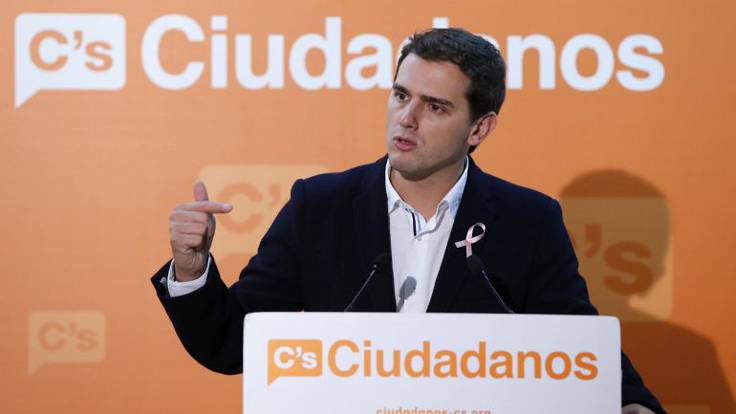 La firma de Àngels Barceló: Rajoy y Sánchez deben adaptarse a las nuevas formas o parecerán dinosaurios