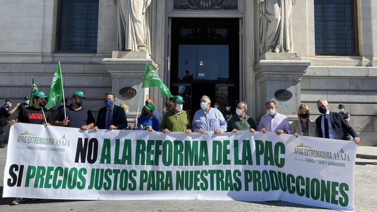 Agricultores extremeños acampan en Madrid para protestar por reforma de PAC