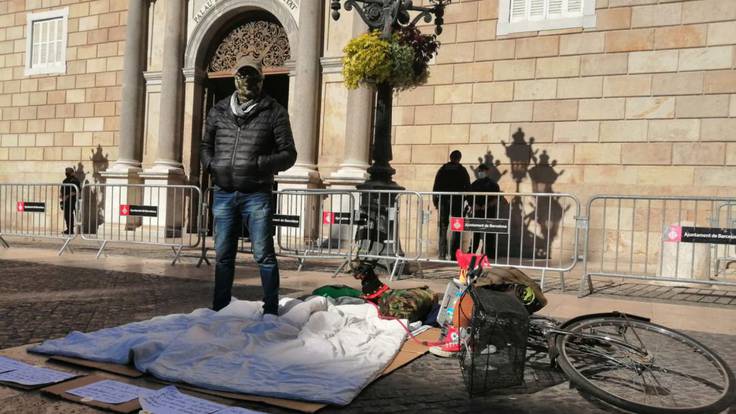 ENTREVISTA Daniel Cedrún amb Oriol Soler i Olga Viza: Una setmana en vaga de fam a la plaça de Sant Jaume perquè li han denegat la renda garantida