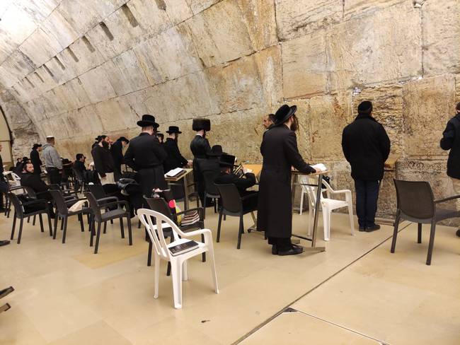 Judíos ortodoxos rezan junto al muro de los lamentos