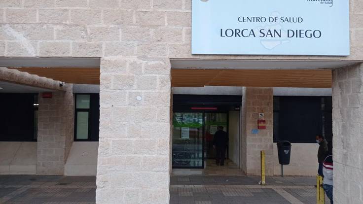 Usuarios y profesionales sanitarios del área III de Lorca reclaman que se contraten a más trabajadores y especialistas para evitar largas listas de espera