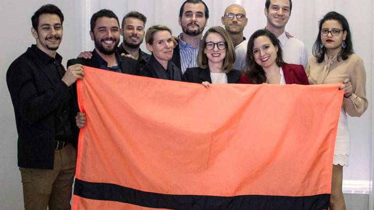 El Diario | &#039;Hemos creado una bandera naranja y negra que representa a los 65 millones de personas desplazadas&#039;