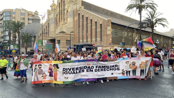 La Columna de Carlos Arcaya: «Diversidad familiar: iguales en derechos, un grito masivo contra la ultraderecha en el Orgullo de Alicante»