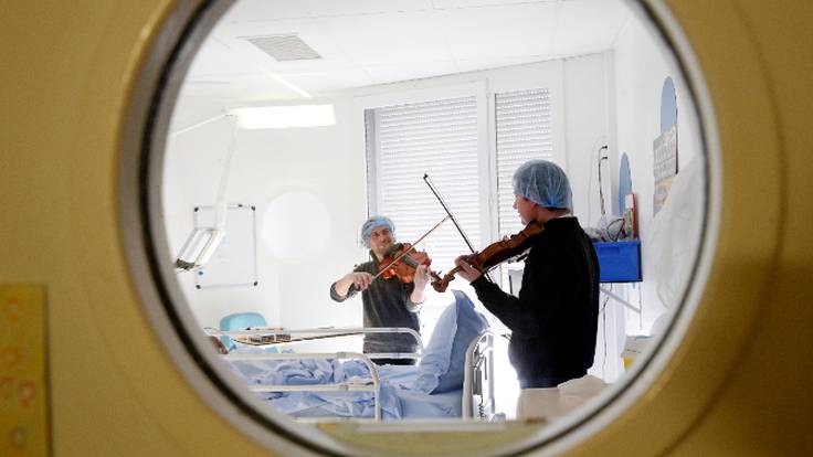 Musicoterapia, el mejor medicamento para los enfermos en hospitales: reduce la ansiedad y mejora el bienestar