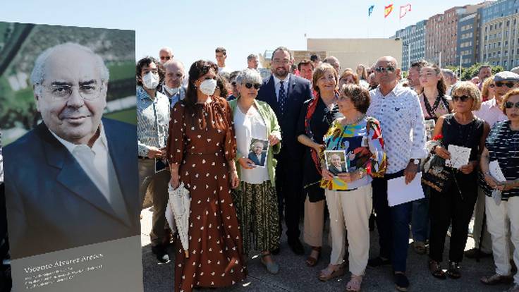 La viuda de Vicente Álvarez Areces pronuncia un emotivo discurso en el descubrimiento de la placa que da su nombre al paseo de la Playa de Poniente
