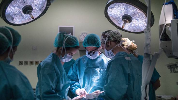 Un cirujano interrumpe una operación porque es el único que sabe utilizar el climatizador del hospital