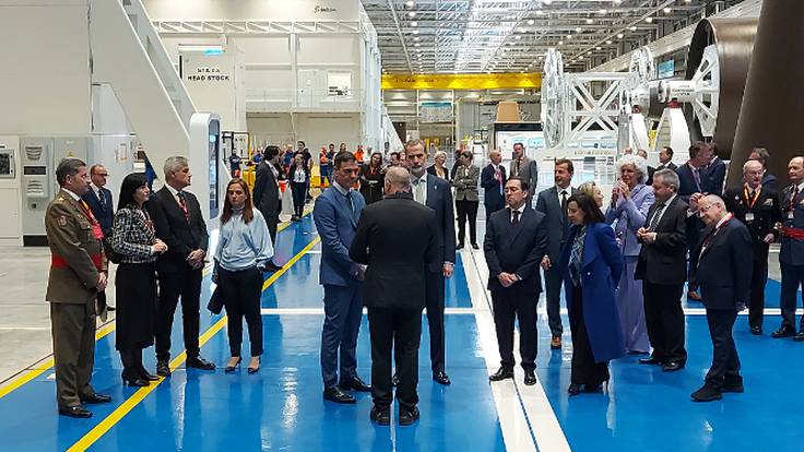 El presidente de Airbus España, Alberto Gutiérrez, y e CEO de Airbus, Guillaume Faury, repasan las instalaciones espaciales en Getafe