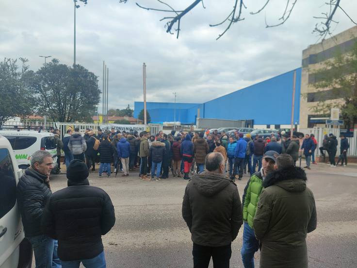 Trabajadores concentrados a las puertas de la empresa Aspla en Torrelavega.