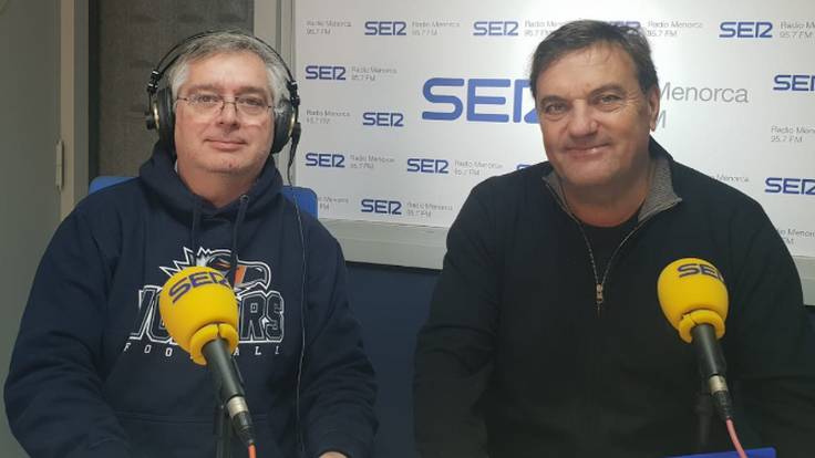 Oriol Segura, president de l&#039;Hestia Menorca, als estudis de l&#039;emissora amb en Jordi Ribera