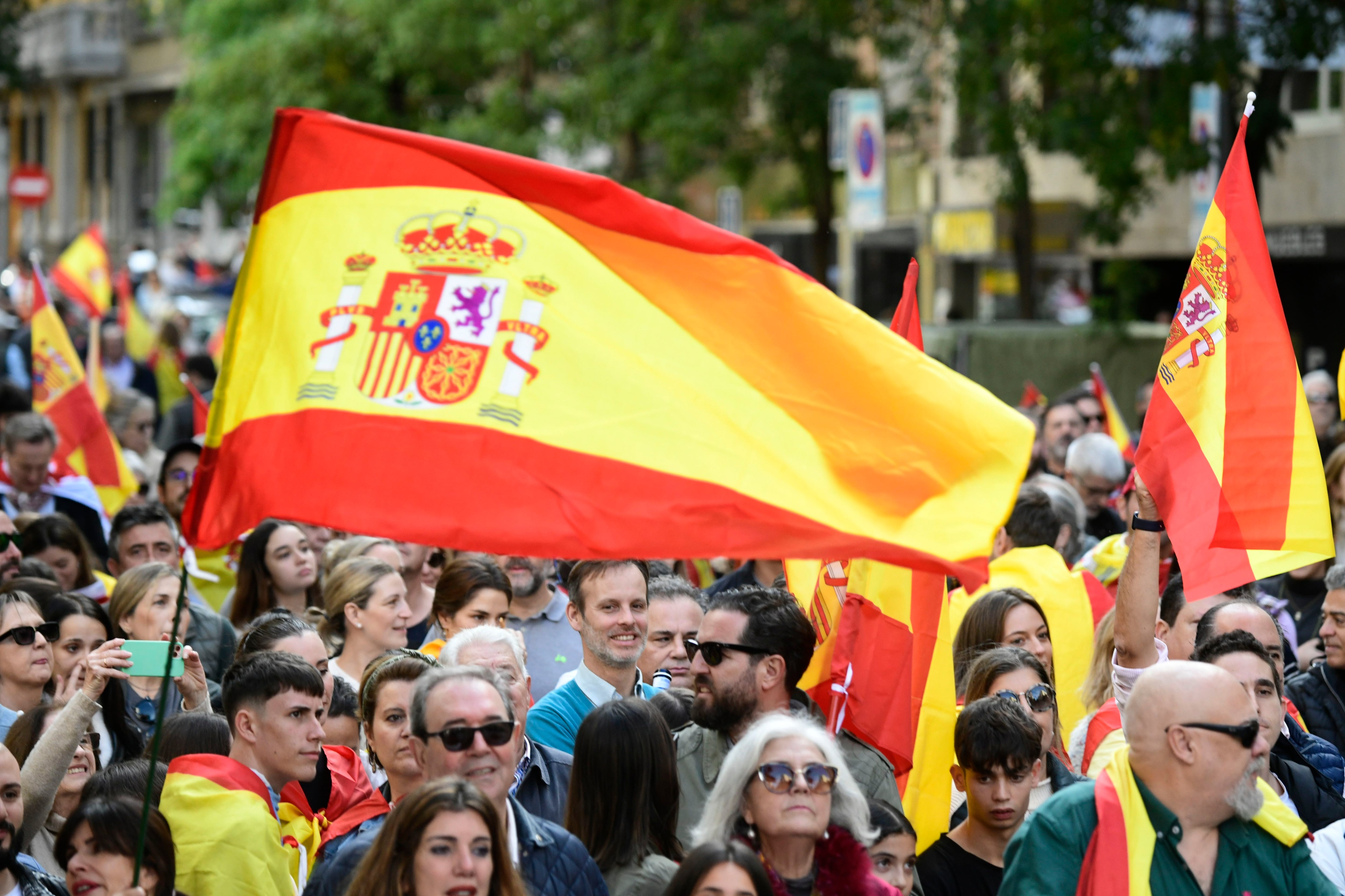 MADRID, 12/11/2023.- Cientos de personas se manifiestan contra la amnistía en la calle Ferraz, donde se encuentra la sede del PSOE, este domingo en Madrid. EFE/Víctor Lerena
