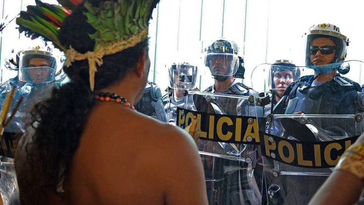 Cientos de indios del Amazonas acaban a flechazos en el Parlamento de Brasil